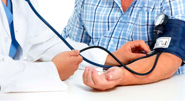 PROFISSIONAL DA SAÚDE AFERINDO A PRESSÃO ARTERIAL